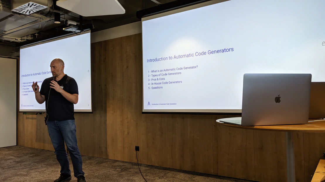 Ferran Pons presenting at a tech conference on Kotlin Multiplatform and mobile engineering